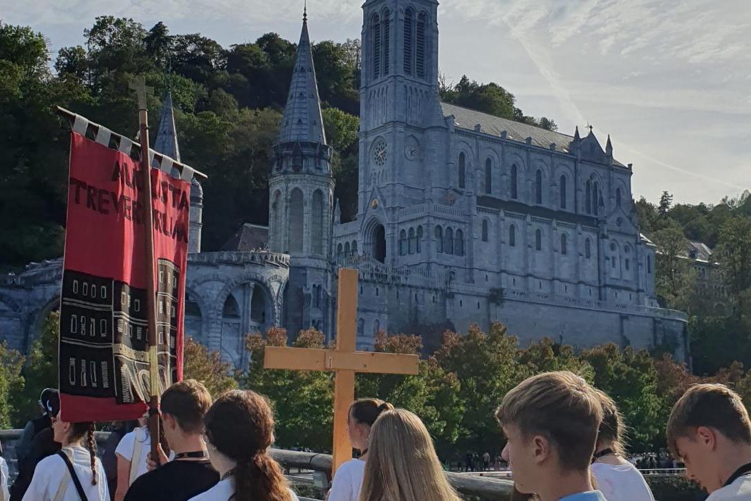 Prozessionen und Andachten gehören zum Tagesablauf in Lourdes.