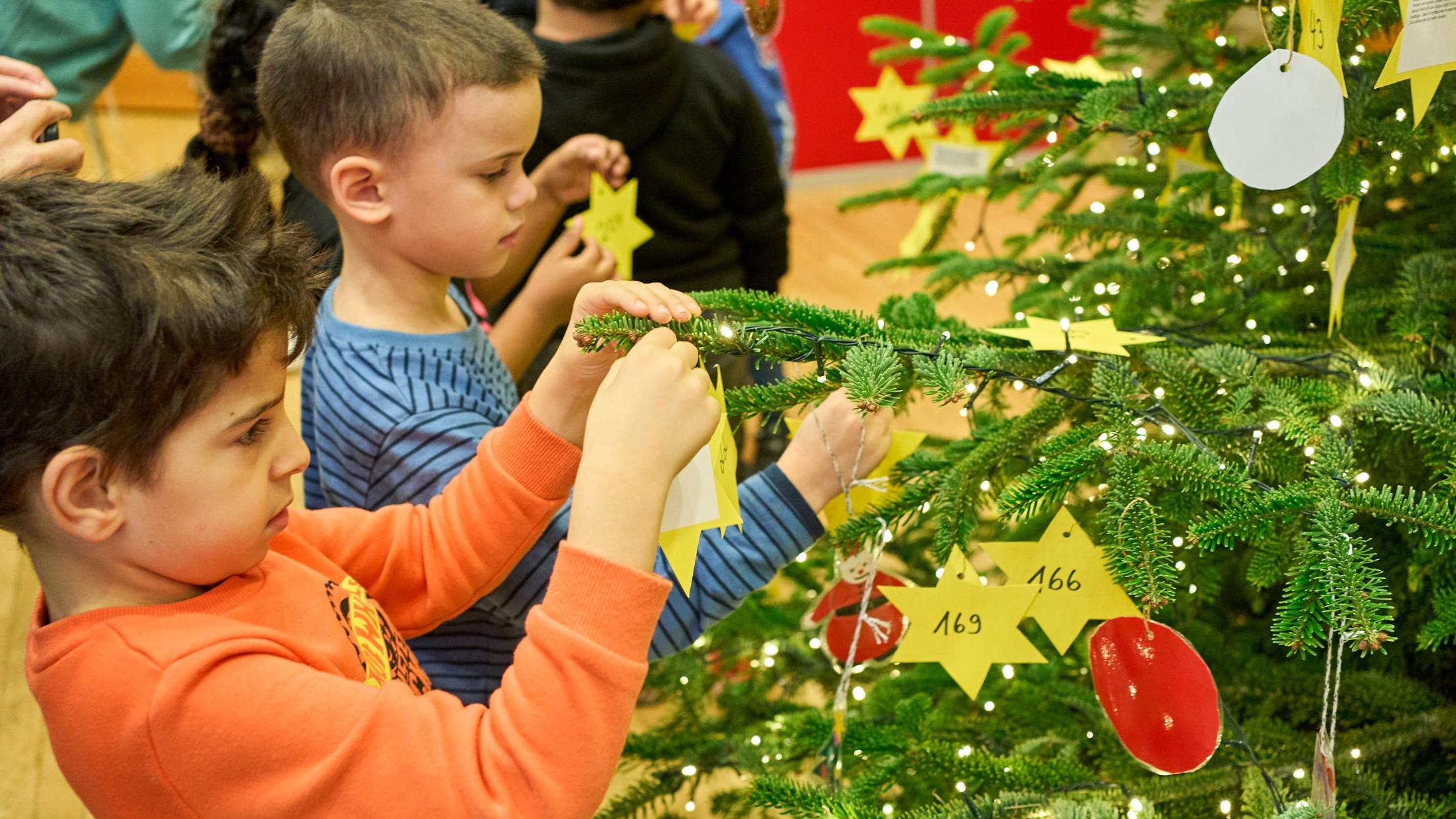 Liebevoll schmückten Kinder aus den Kitas der Koblenzer Caritas den Wunschbaum.