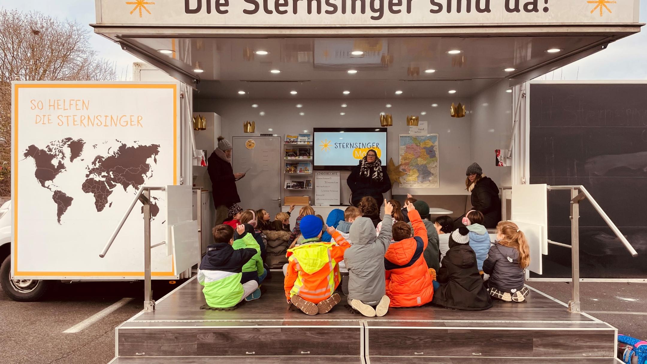 Das Sternsingermobil lud die Grundschüler ein zum Fragen, Basteln und Malen