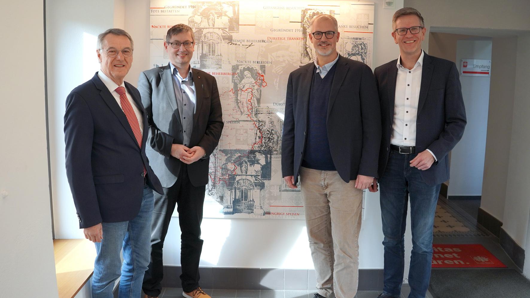 Aufsichtsratsvorsitzender Hans-Joachim Backes und Diözesan-Caritasdirektor Christoph Wutz wünschen Oliver Winter und Thomas Buckler (von links) einen erfolgreichen Start als Doppelspitze von St. Raphael.