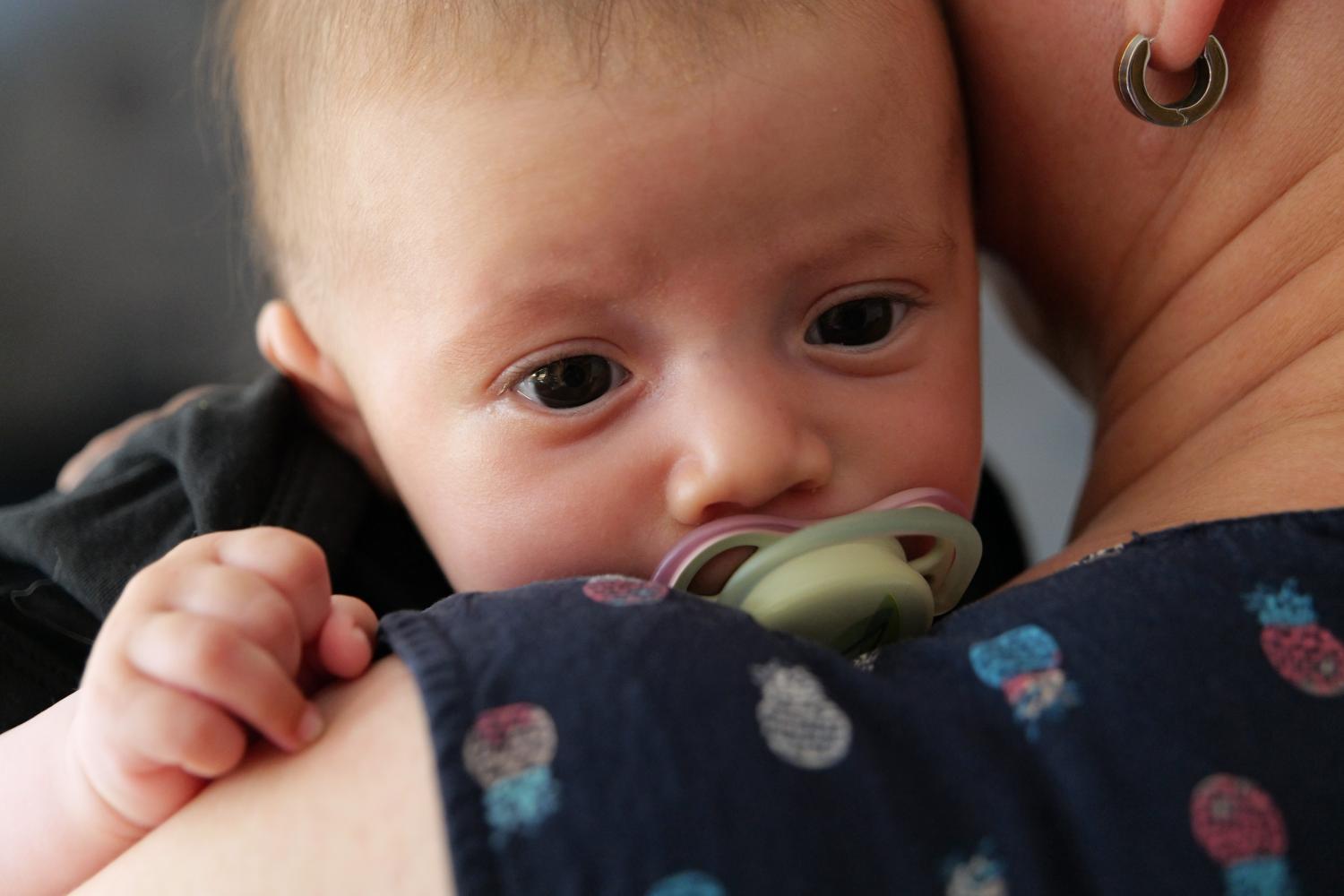 9489_baby_an_schulter_by_peter_weidemann_pfarrbriefservice