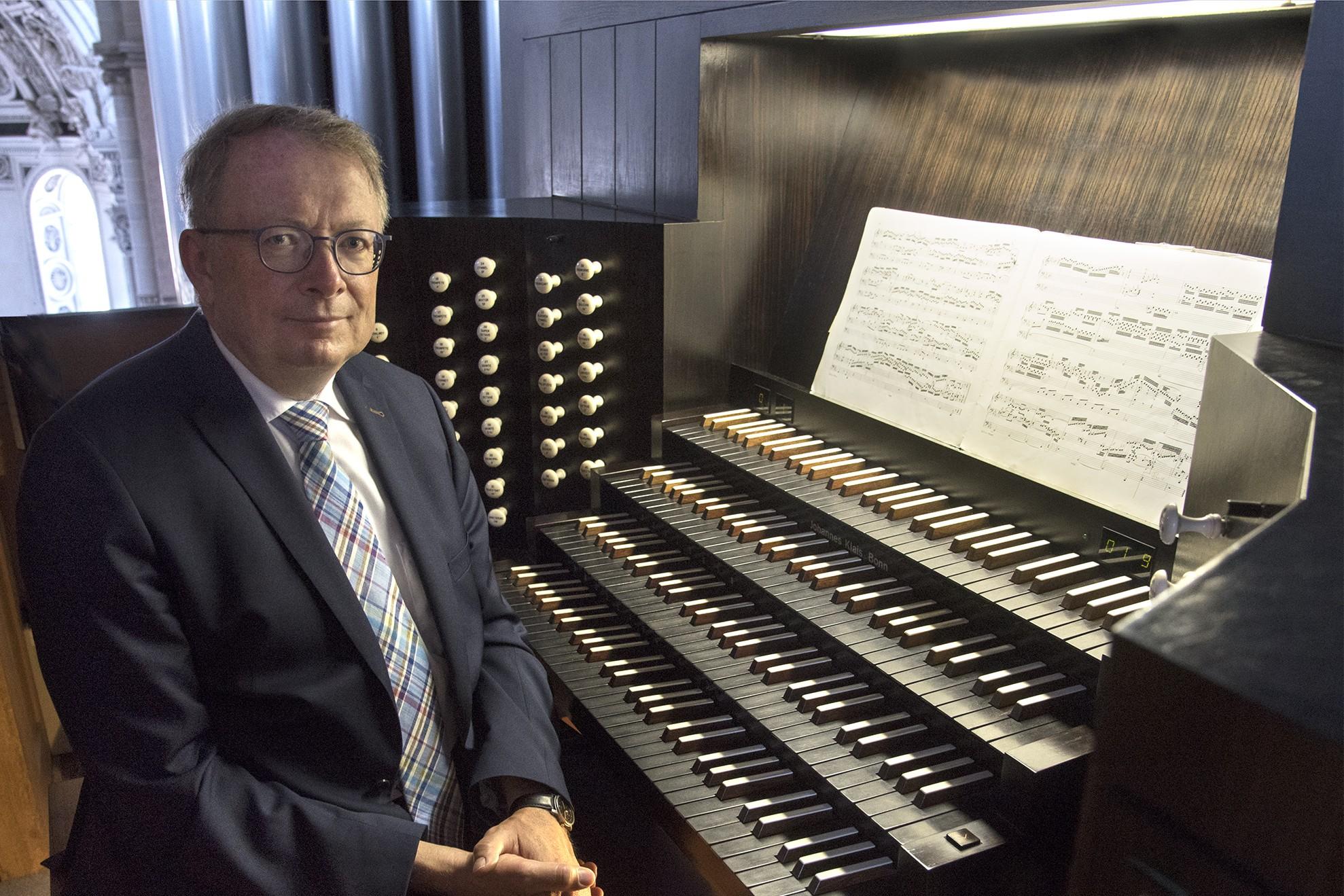 Organist Josef Still an der Orgel