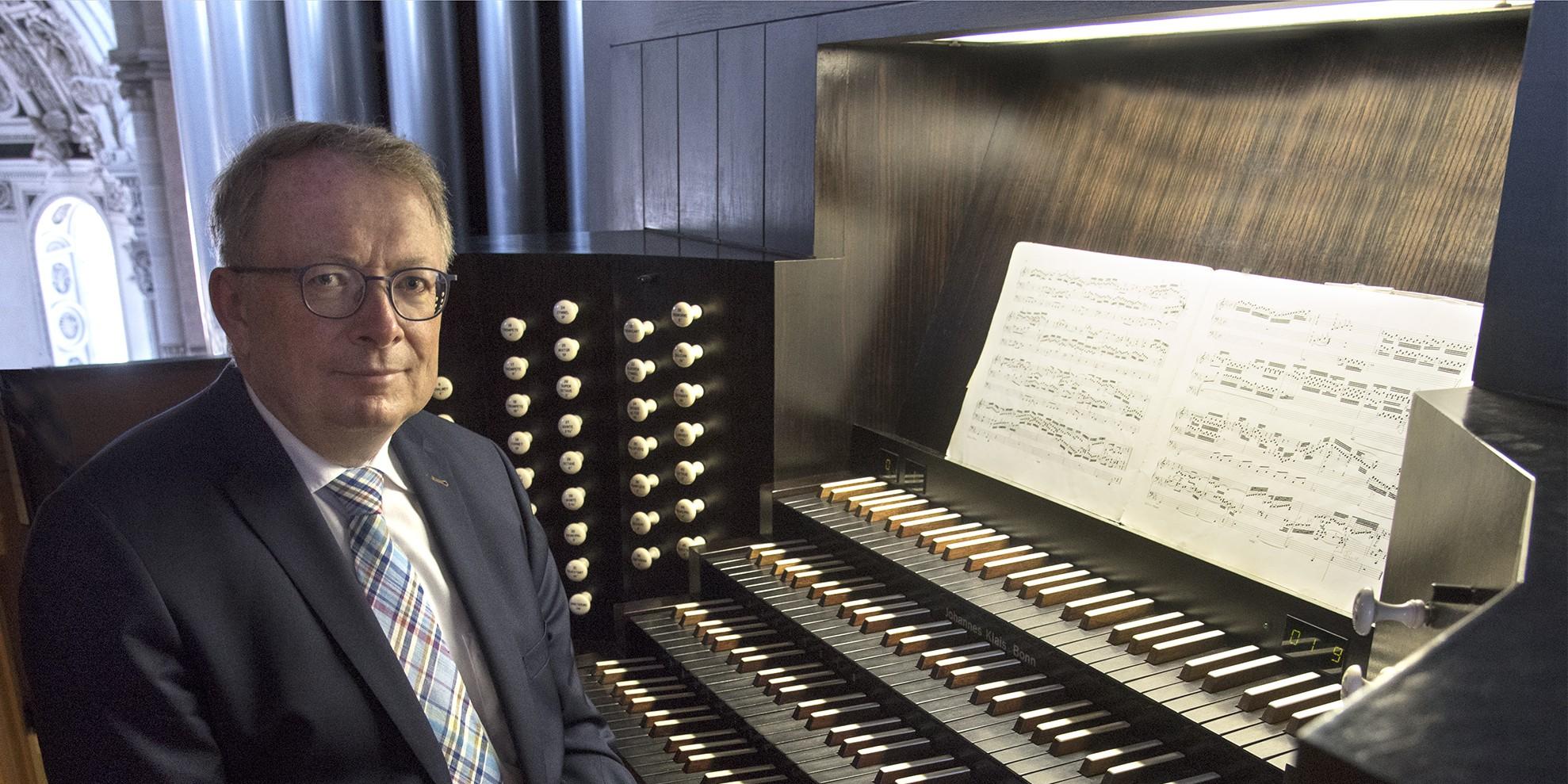 Organist Josef Still an der Orgel