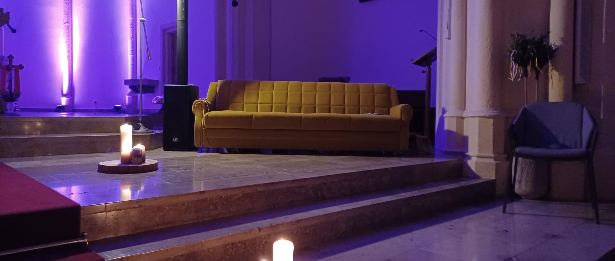 gelbes sofa in der kirche