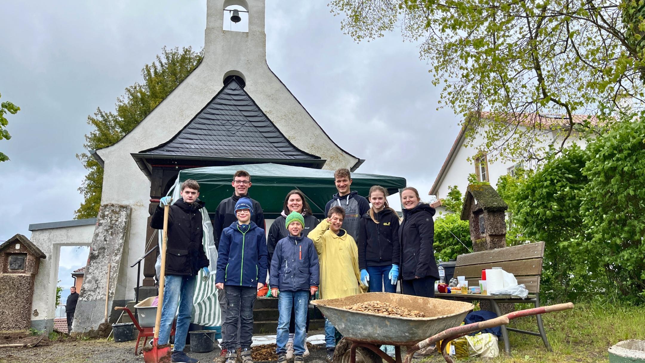 Mit viel Elan arbeitet die Katholische Jugend Mülheim an ihrer Aufgabe im Zuge der 72-Stunden-Aktion: Die Marienkapelle renovieren und einen Kinderkreuzweg gestalten.